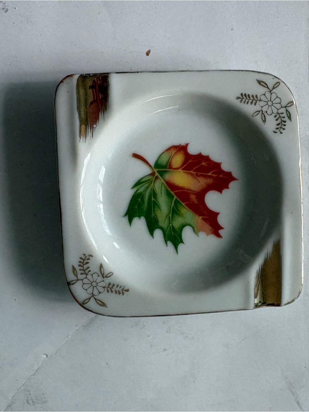VINTAGE CANADA ASHTRAY CERAMIC MAPLE LEAF APPLIED GOLD